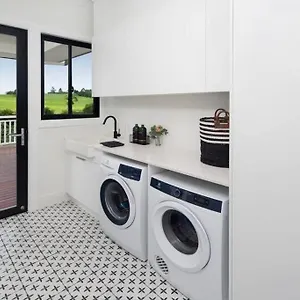 the-easton-maleny-hamptons-countryside-retreat.queenslandhotels.net/